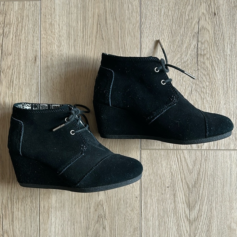 Toms Women’s W7.5 Black Suede Wedge Boots Booties Ankle Lace Up.